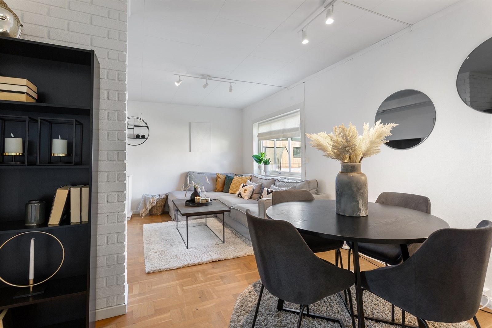 Stuen er romslig, og kan enkelt innredes med både sofahjørne og spisebord. Galleribilde