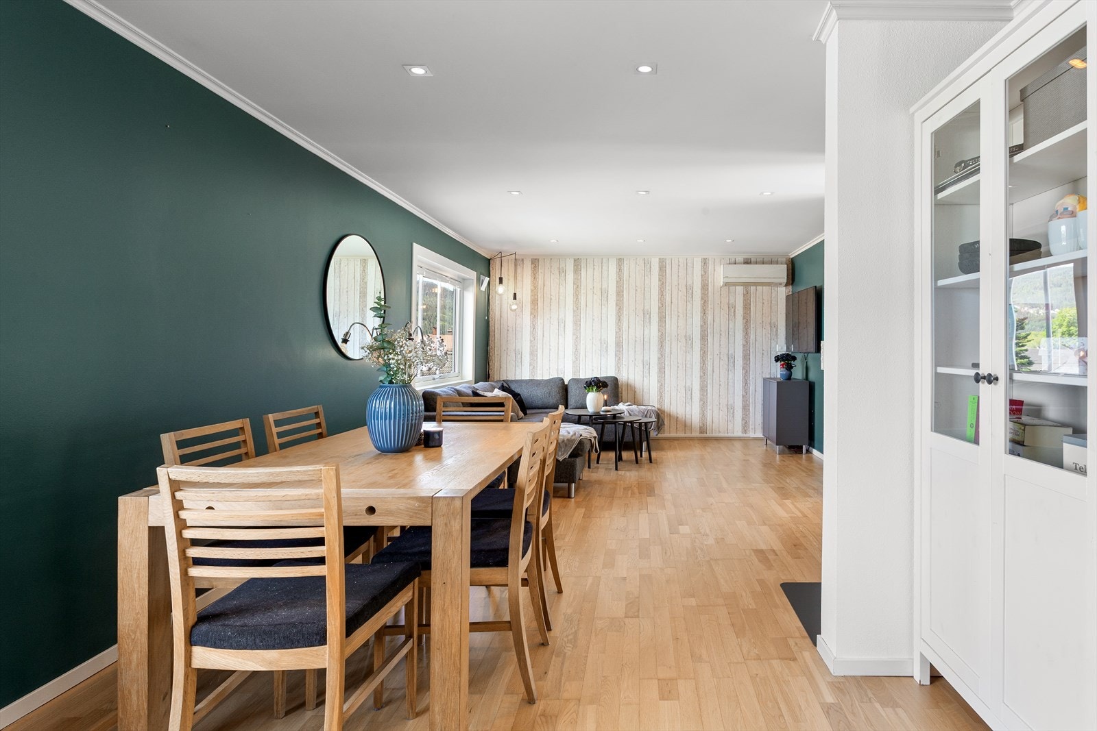 Store vindusflater sørger for fint med naturlig lys i stuen. Galleribilde