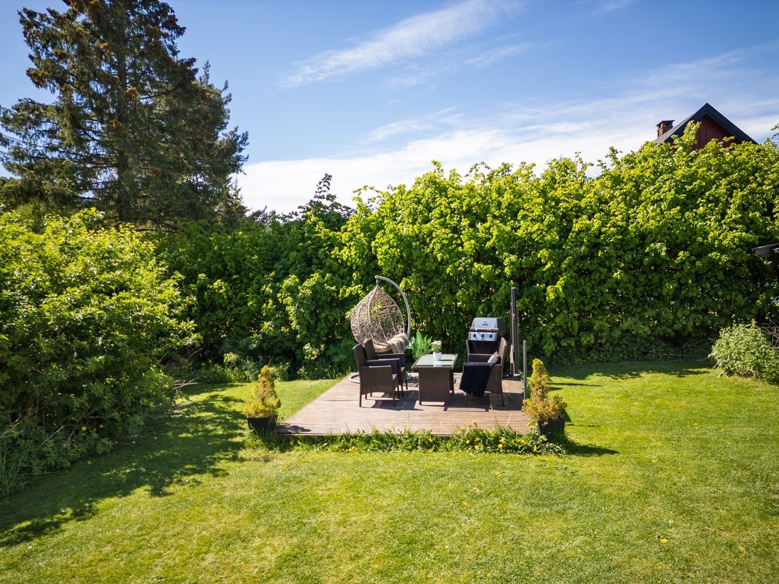 I tillegg byr boligen på en svært romslig og barnevennlig hage, med boltreplass for både store og små. Galleribilde