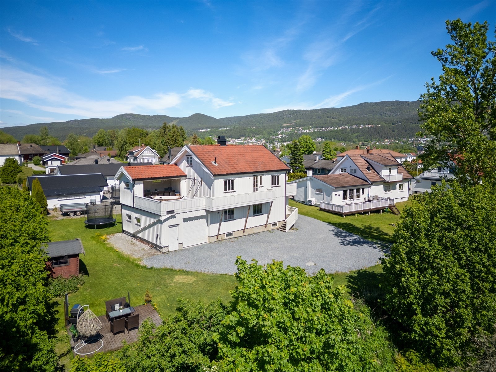 Trivelig enebolig med hybel, integrert garasje og fine, solrike uteområder. Galleribilde