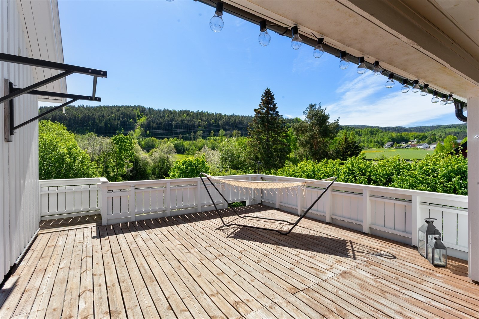Stor terrasse med utgang fra 2. etasje. Galleribilde