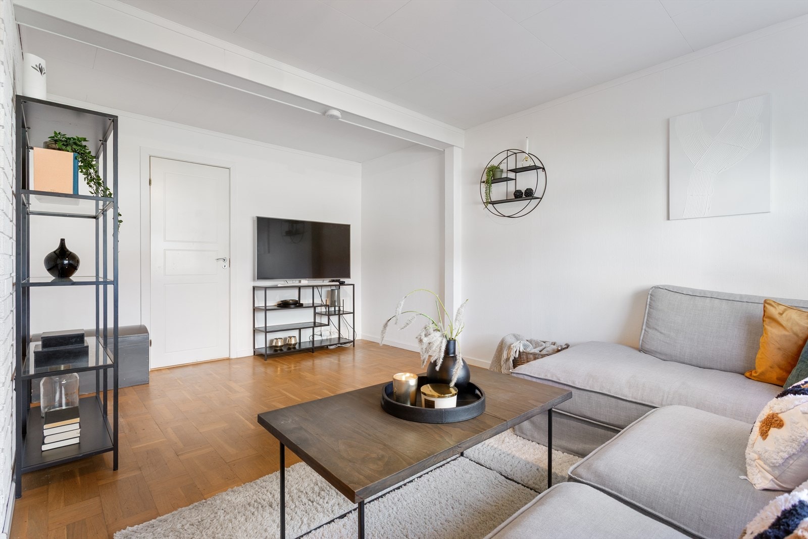 Stuen har lysmalte overflater og en fin romfølelse. Galleribilde