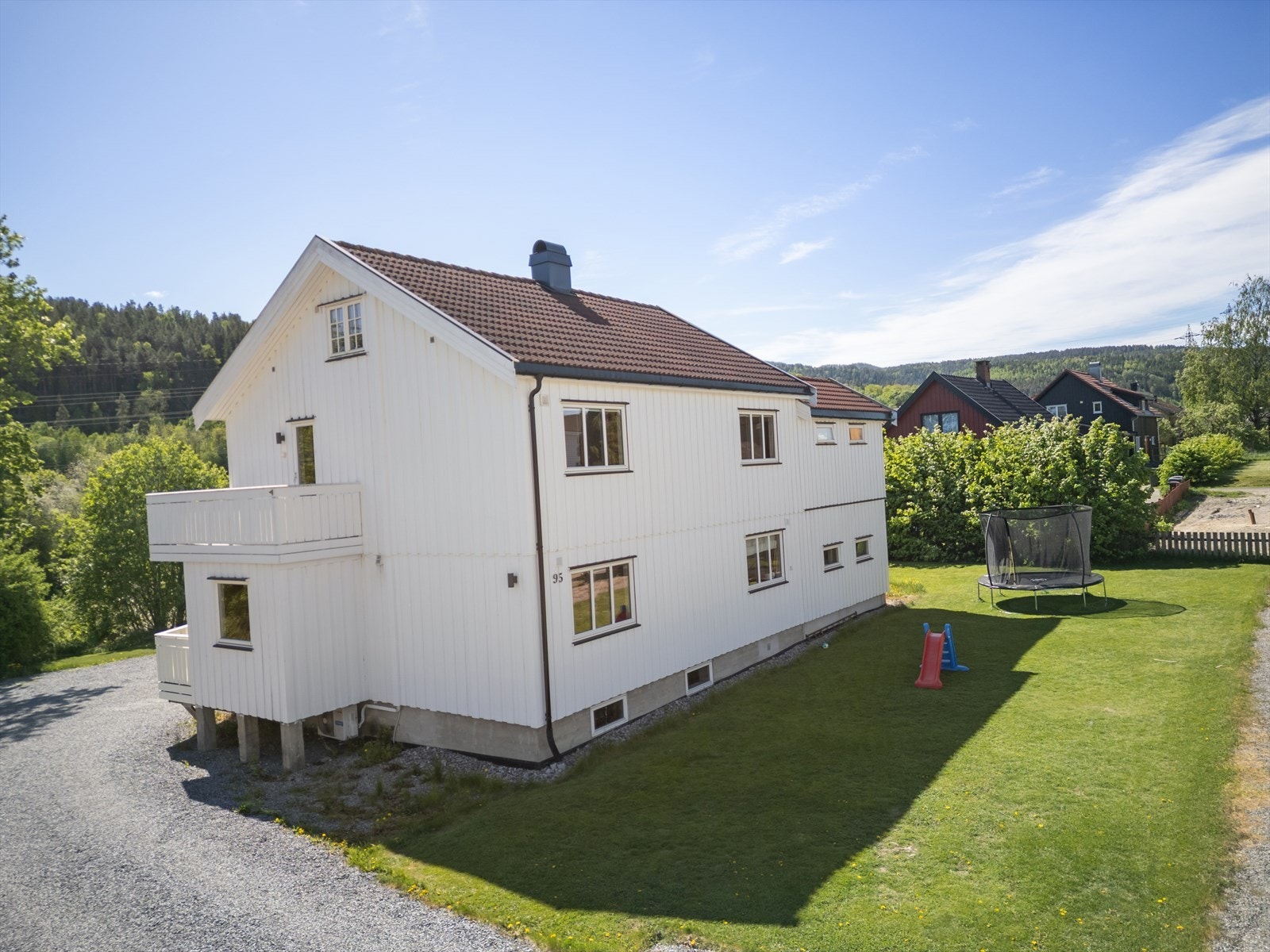 Korvaldveien 95 ligger barnevennlig og rolig til i Mjøndalen, i et populært boligområde med kort vei til sentrum, dagligvare, storsenter og idrettspark. Galleribilde