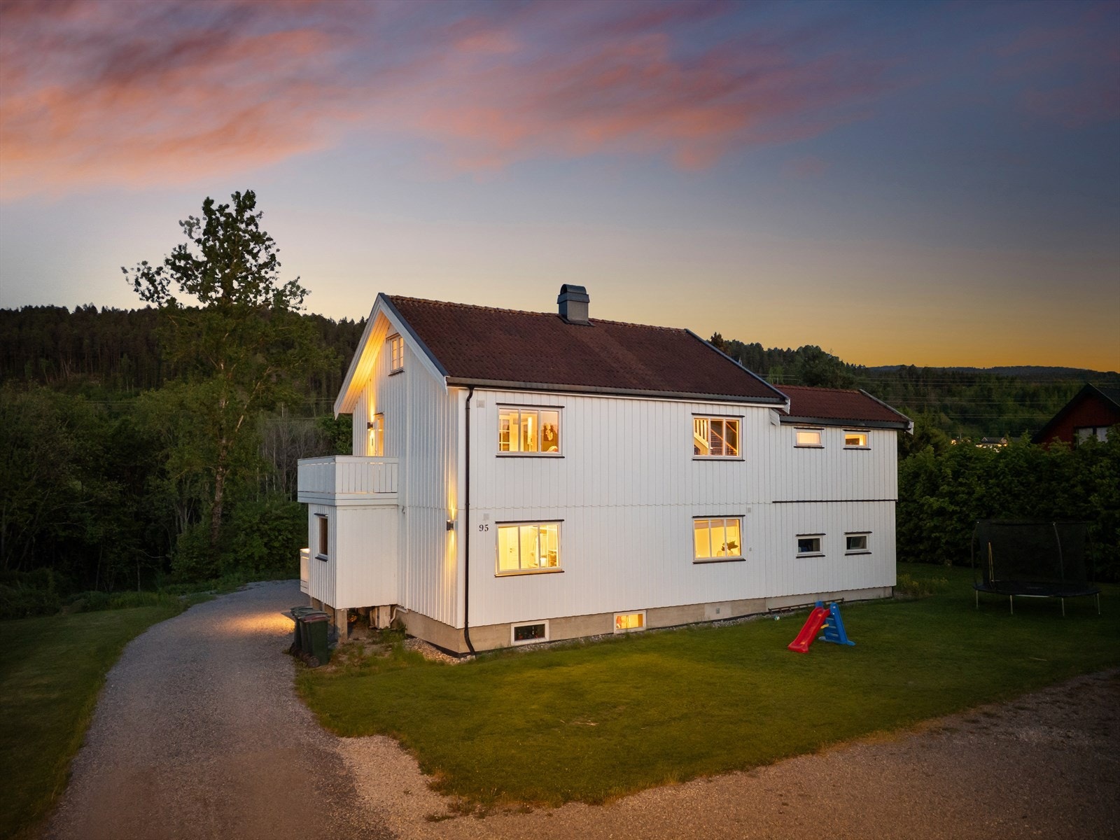 Ca. 12 min. kjøring til Drammen, ca. 25 min. kjøring til Kongsberg og ca. 45 min kjøring til Oslo. Galleribilde