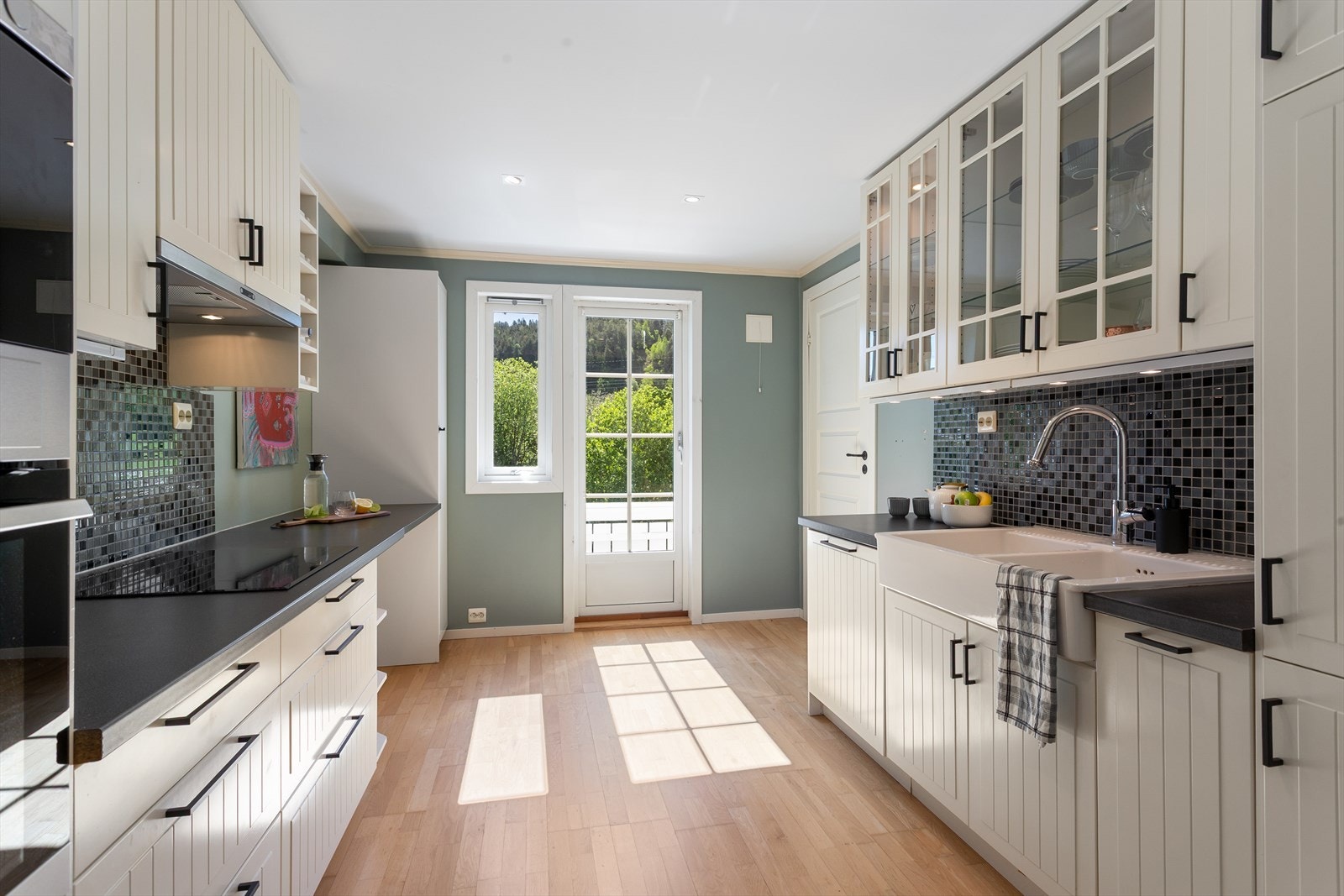 Kjøkkenet i 2. etasje er lyst og funksjonelt, med lyse, profilerte fronter og en slitesterk laminatbenkeplate. Løsningen er godt utnyttet med rikelig oppbevaringsplass i skuffer og skap, samt gode arbeidsflater. Galleribilde