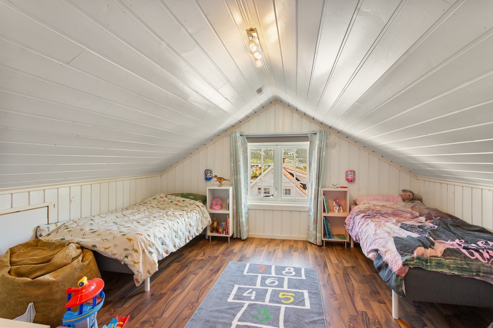 Fra stuen i 2. etasje er det trapp opp til et loft. Galleribilde