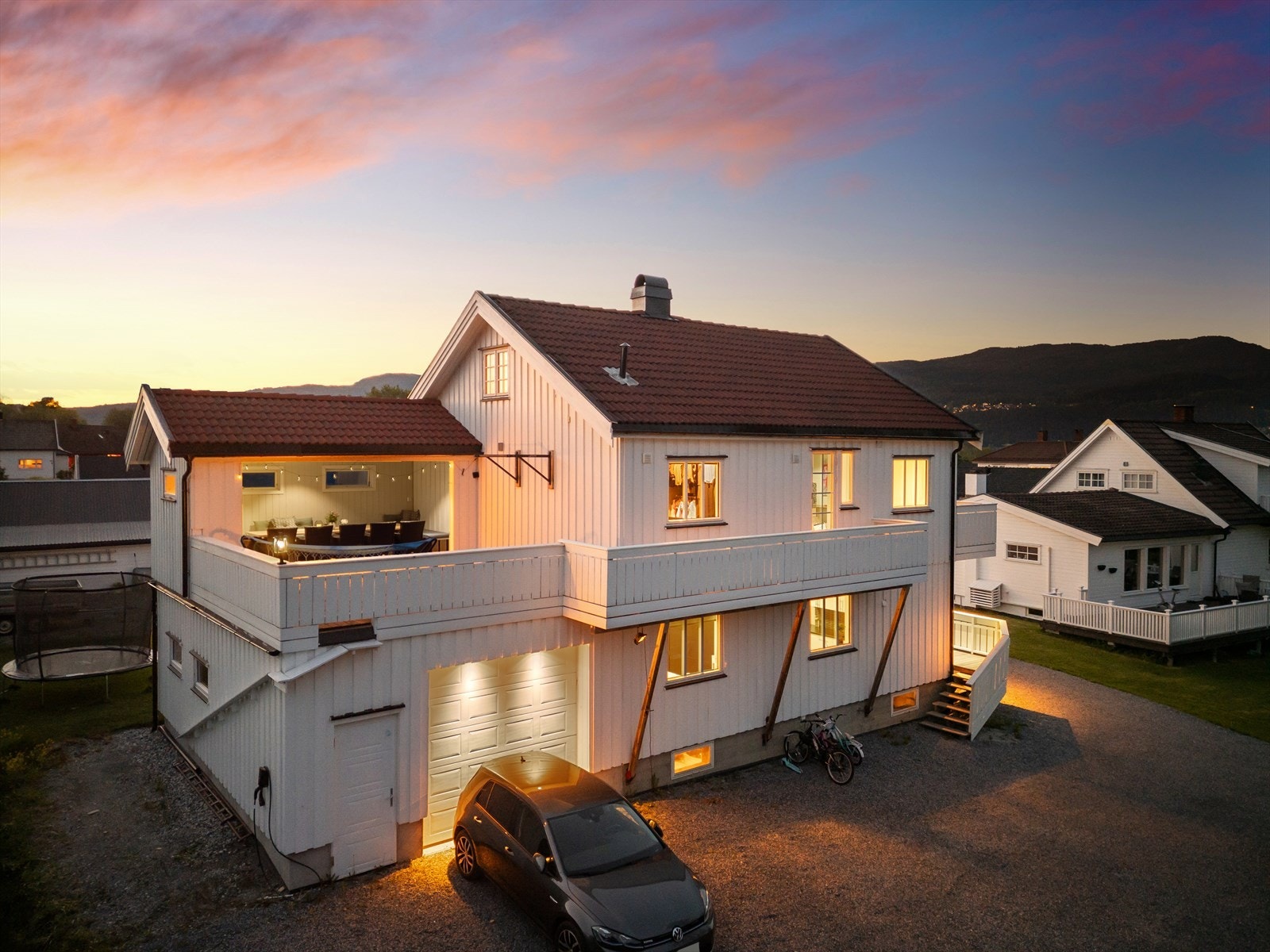 Beliggenheten er svært familievennlig, med kort gangavstand til både ungdomsskole og barneskole. Galleribilde