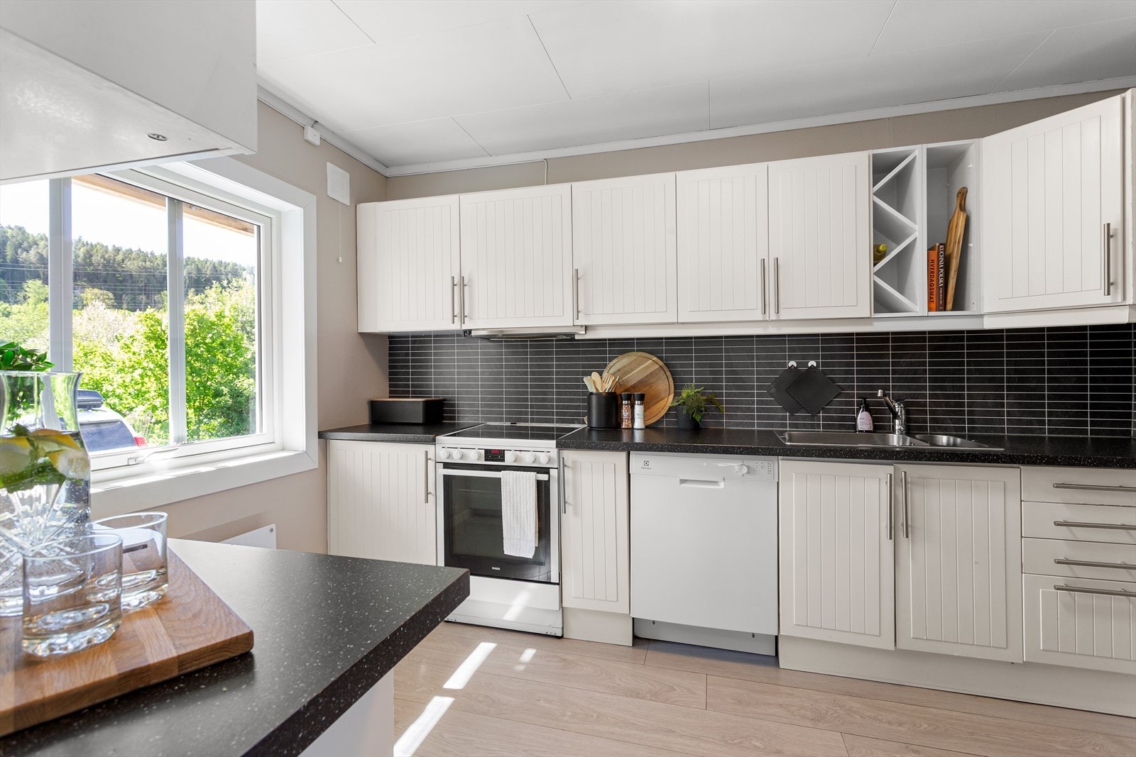 Løsningen er arealeffektiv og gir både gode arbeidsflater og god skapplass. Kjøkkenet er utstyrt med stekeovn, platetopp og ventilator. Galleribilde