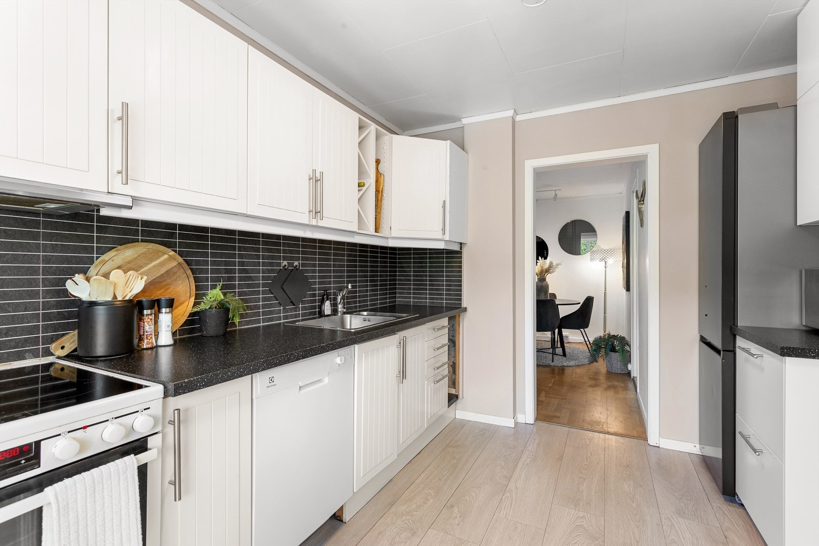 Det er også tilrettelagt med avsatt plass i innredningen for frittstående oppvaskmaskin og kjøl/frys. Galleribilde