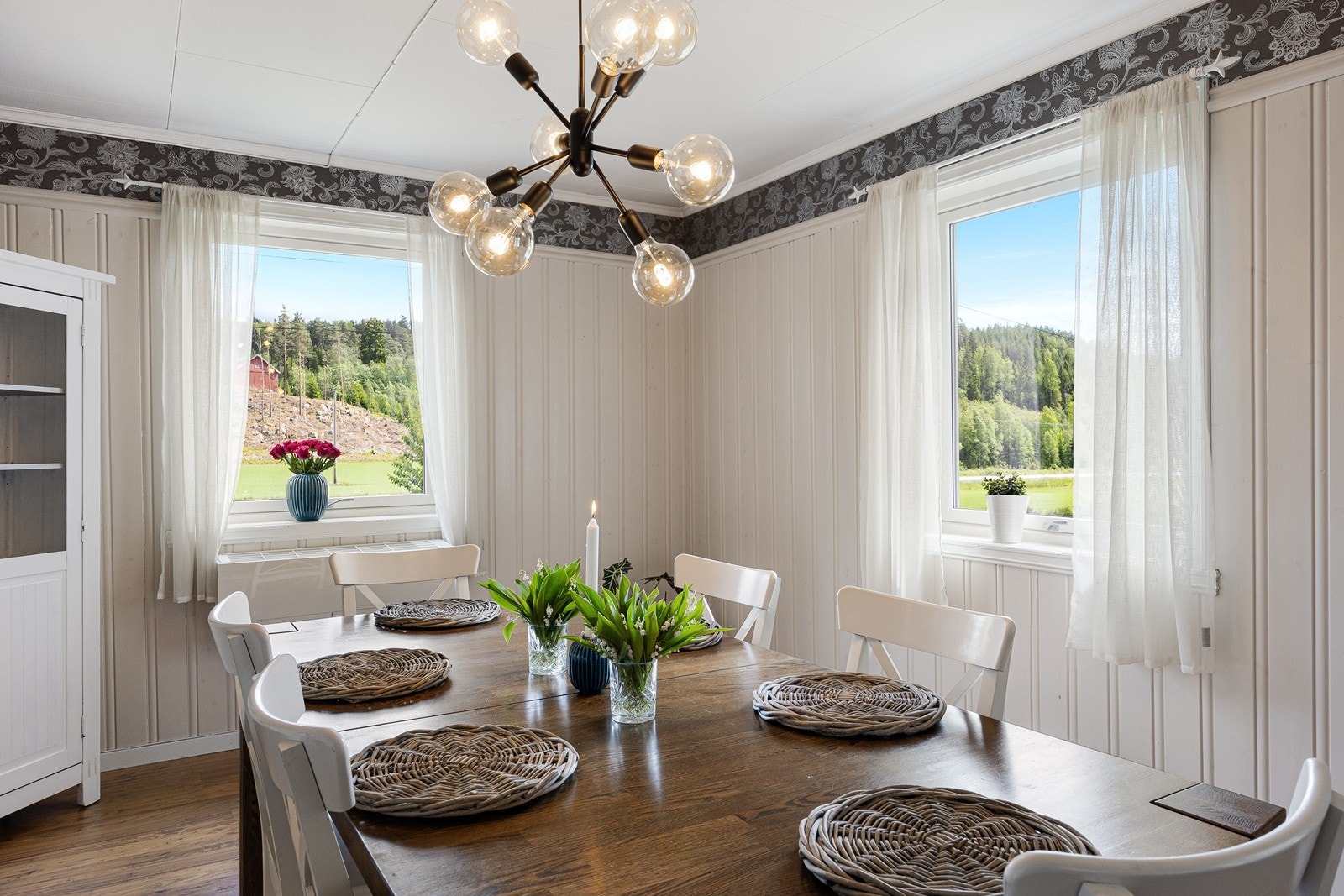 Fra spisestuen er det nydelig utsikt. Galleribilde