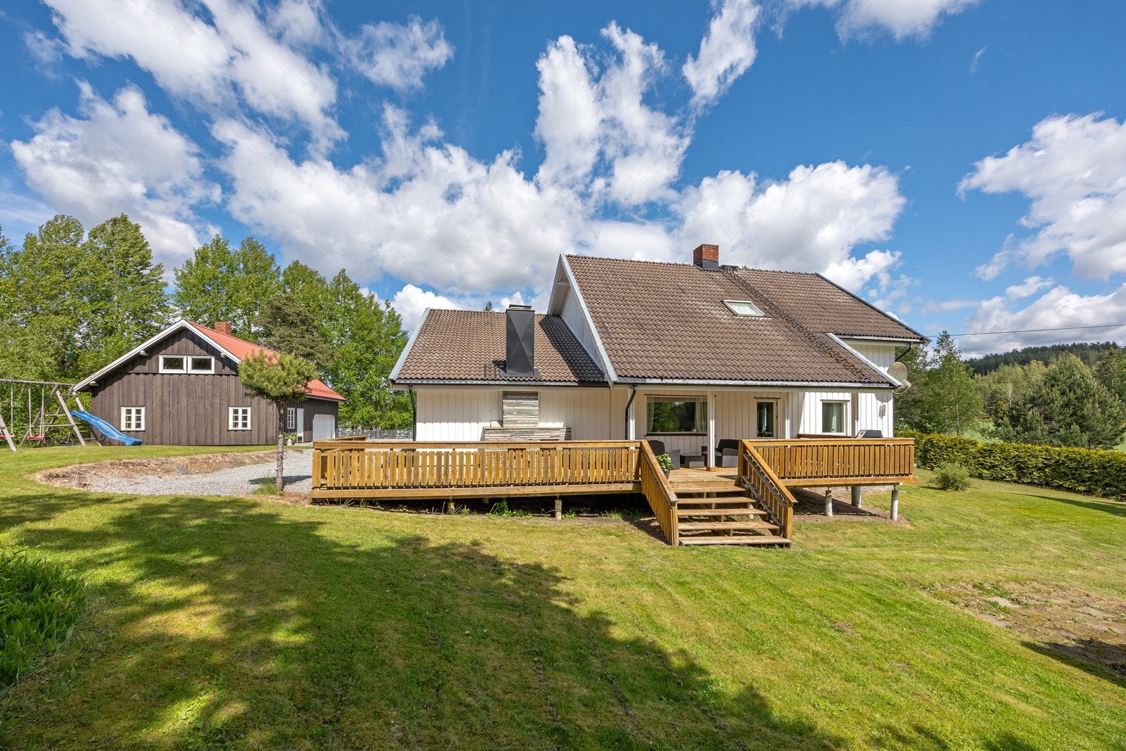 En innholdsrik eiendom med flere bygninger. Galleribilde