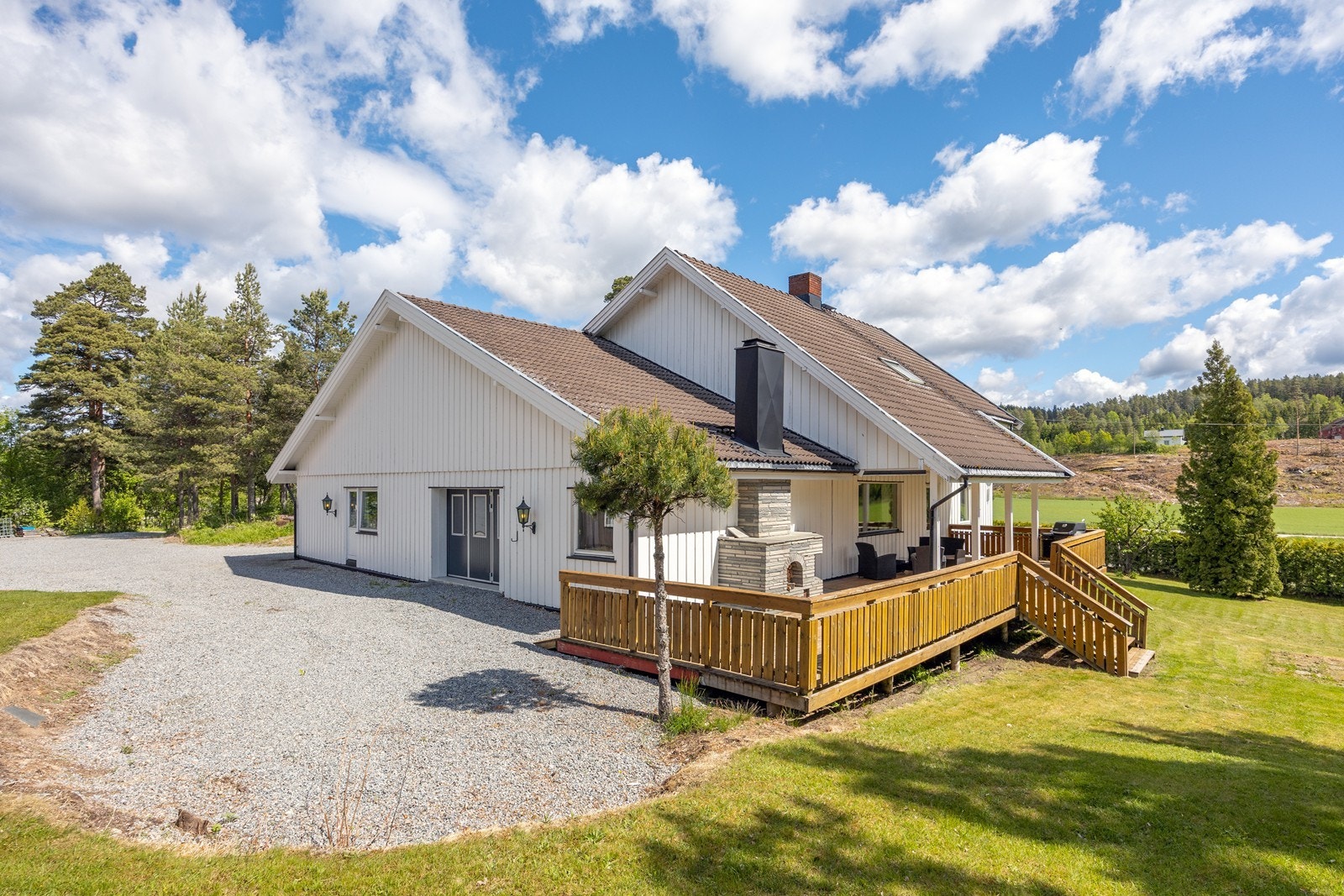 Eiendommen har et areal på rundt 152,3 dekar, som i hovedsak består av et tun med bebyggelse, dyrket mark og skog. Tunet er bebygd med et stort våningshus på ca. 379 kvm, et sjarmerende stabbur, garasje/bryggerhus og et stort verkstedbygg. Galleribilde