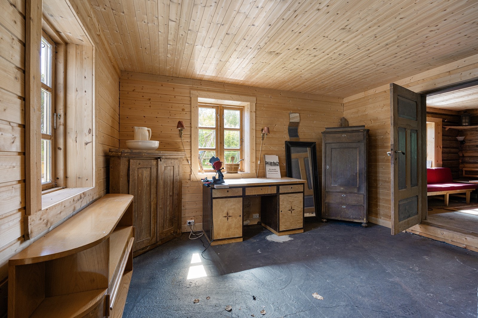 Det ytterste rommet har vegger kledd i panel, og begge har støpt gulv, panel i taket, nyere sprossevinduer og innlagt strøm. Galleribilde