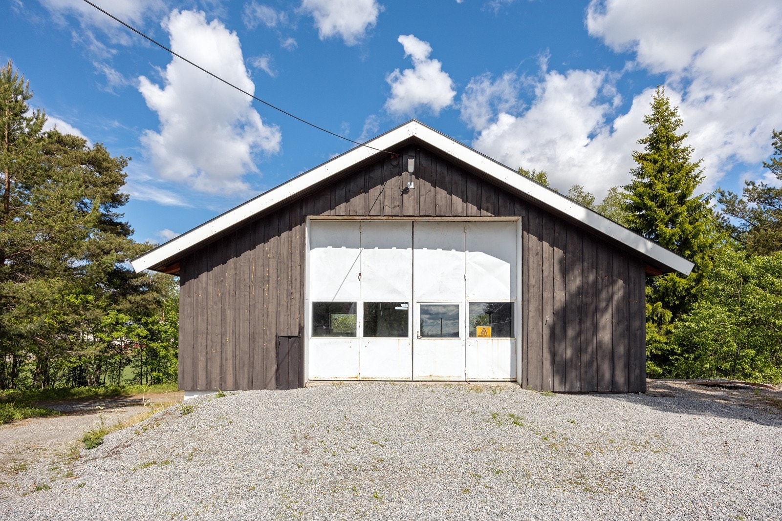 Stort verkstedbygg med garasje. Galleribilde