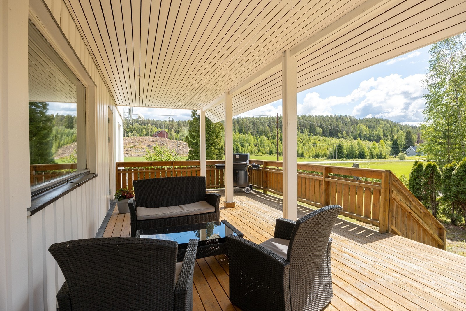 Utenfor våningshuset, mot sydvest, er det bygd en stor terrasse på ca. 55 kvm med dekke av terrassebord, rekkverk i tre, noe overbygg og trapp ned til hagen. Galleribilde