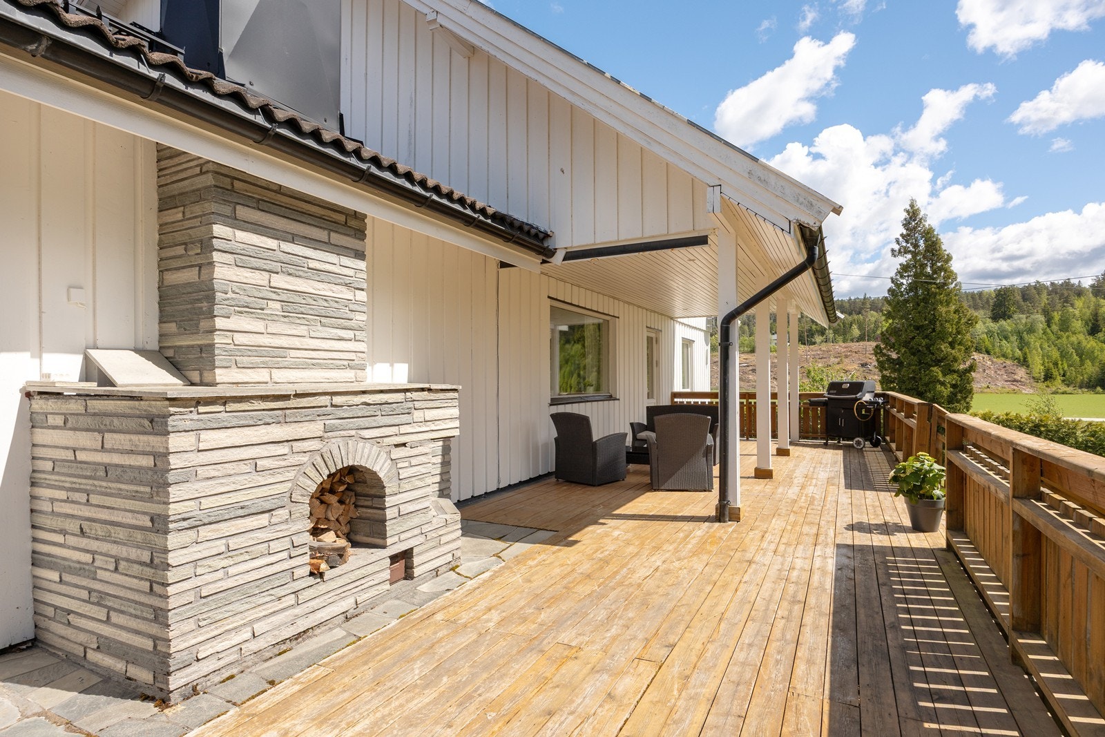 En flott, steinkledd utepeis skaper ekstra hygge og det er god plass til møblering både på åpen del og under tak. Galleribilde