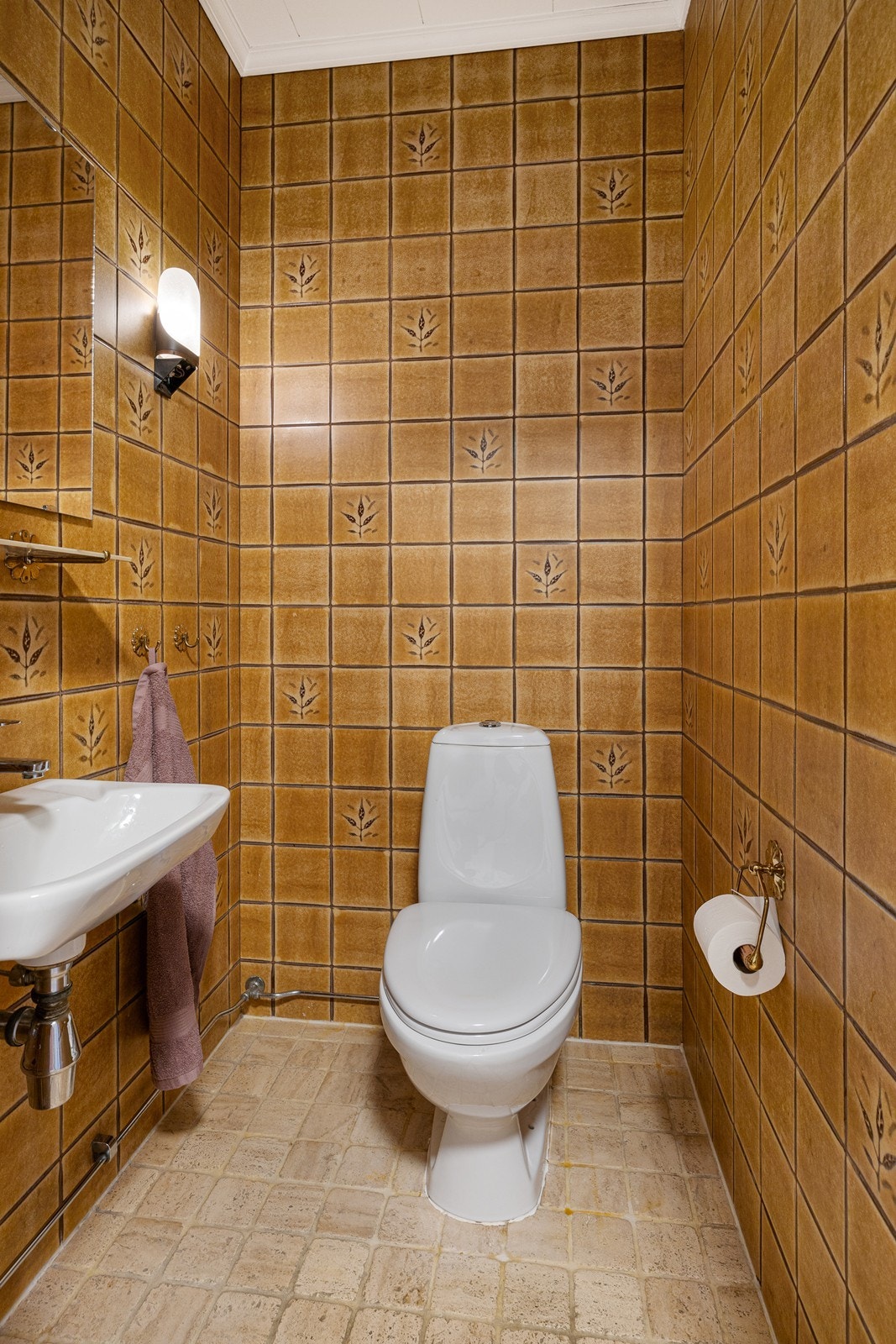 Toalettrommet har også adkomst fra entreen og er utstyrt med toalett, servant og speil. Galleribilde