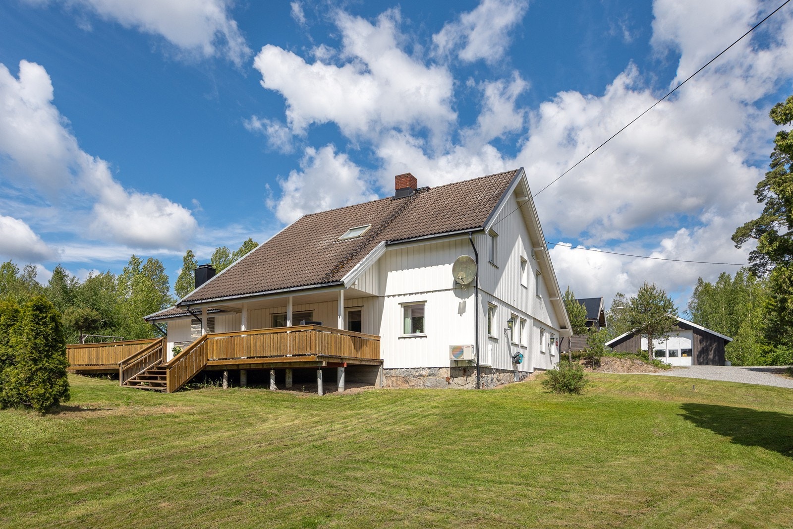 På øst-, syd- og vestsiden av våningshuset er det opparbeidet hage med gode plenarealer og rikelig boltreplass, omkranset av noe hekk og et skjermende skogholt. Plasseringen gir fritt og idyllisk utsyn sydover. Galleribilde