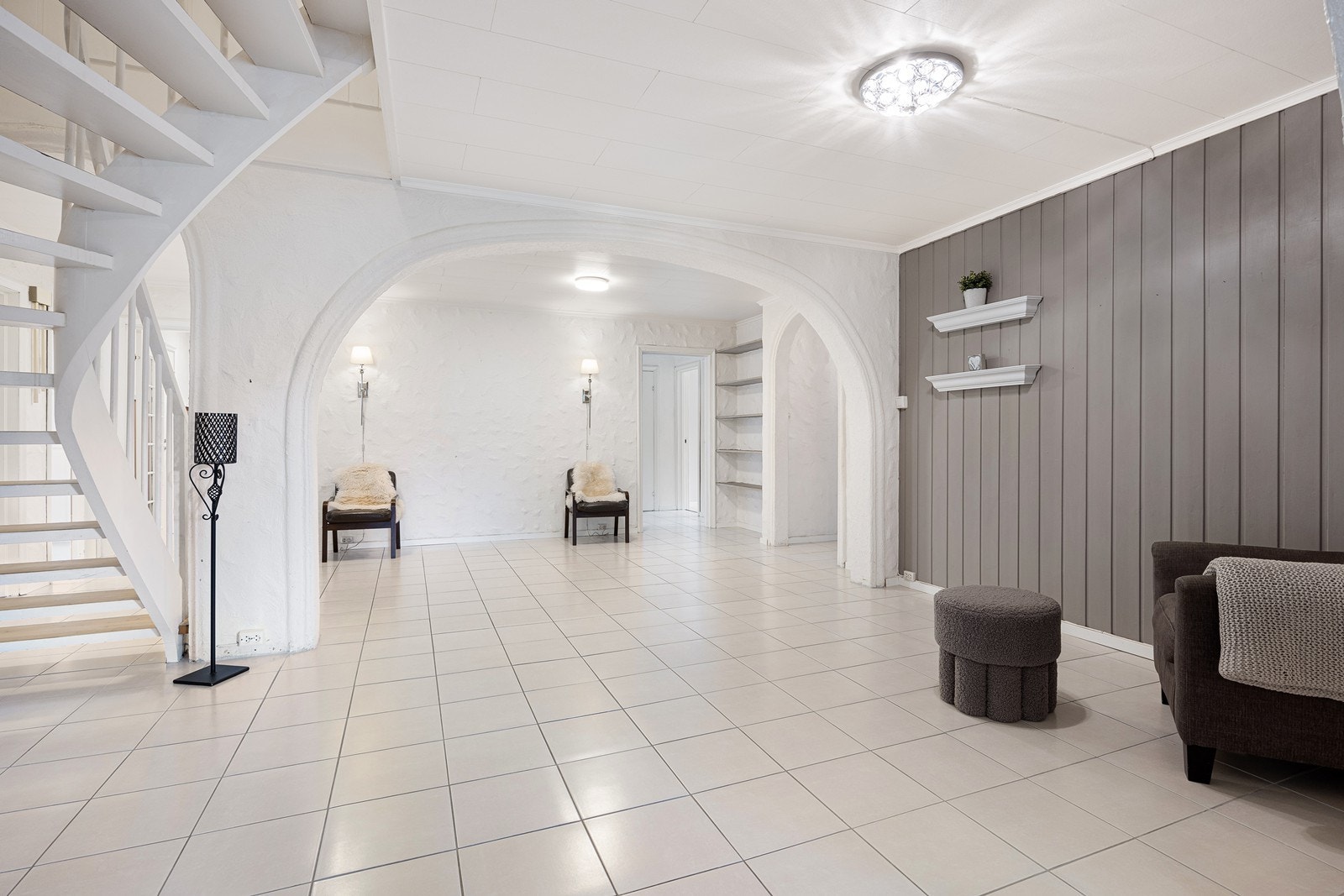 Hallen er delt i flere soner med god plass til hjemmekontor, ulike møbler eller garderobeløsninger. Det er montert noen hyller på veggen og et plassbygd skap i arealet mot kjøkkenet. Galleribilde