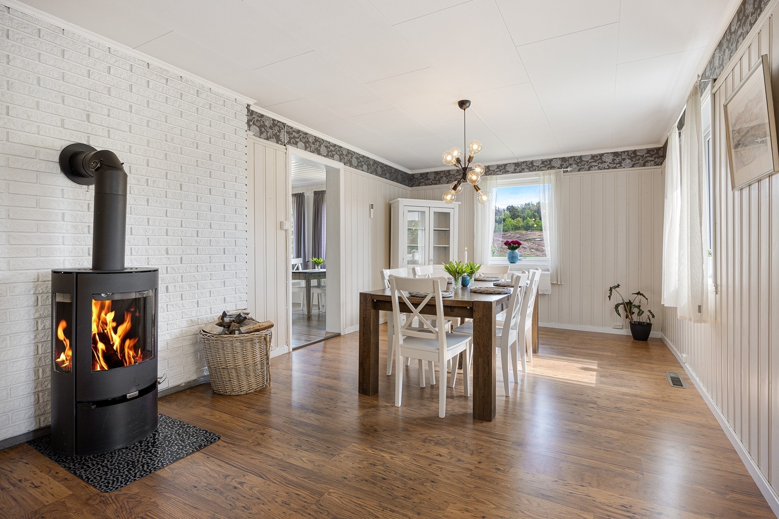 Spisestue med vedovn. Galleribilde