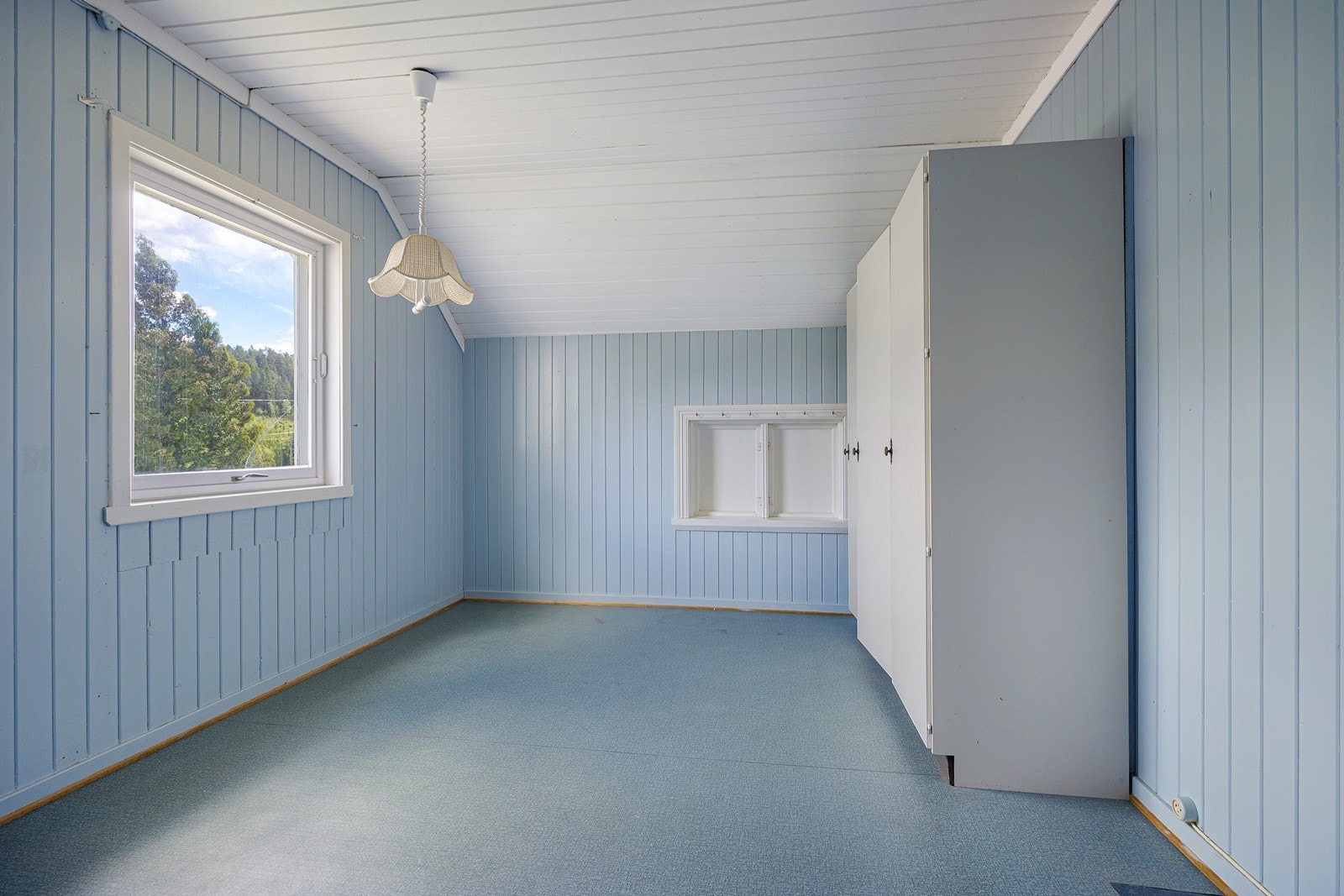 Soverom i loftsetasjen med garderobeskap. Galleribilde