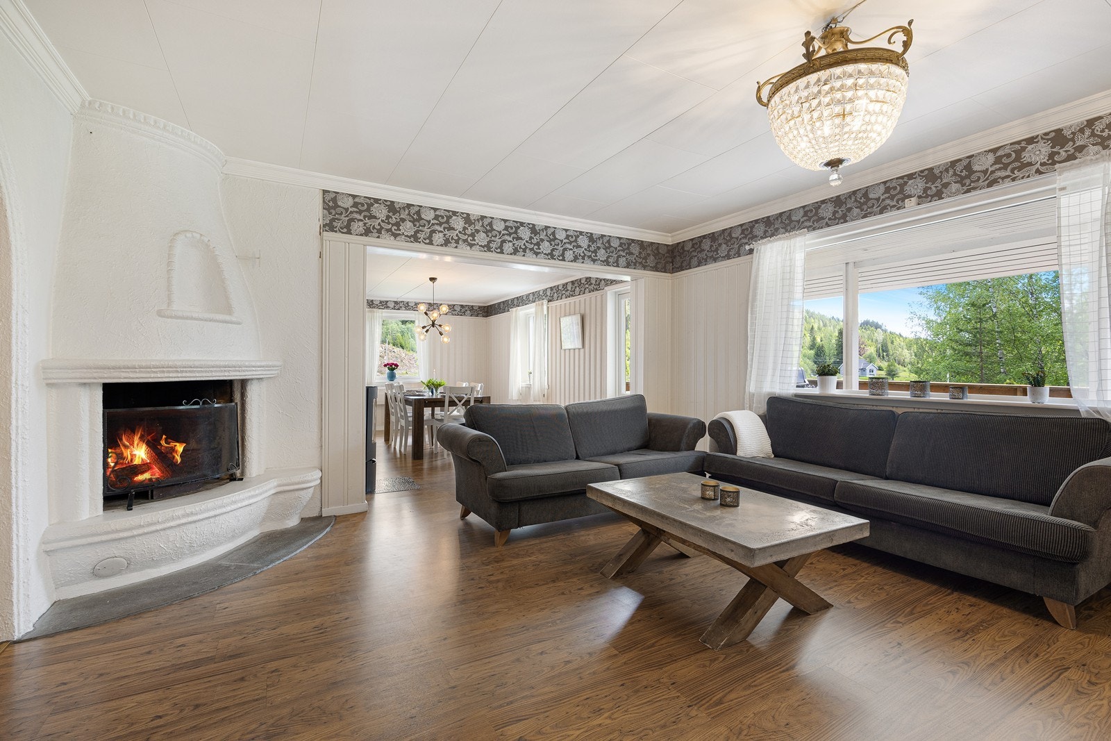 Lys og romslig stue med flott innsatspeis. Galleribilde