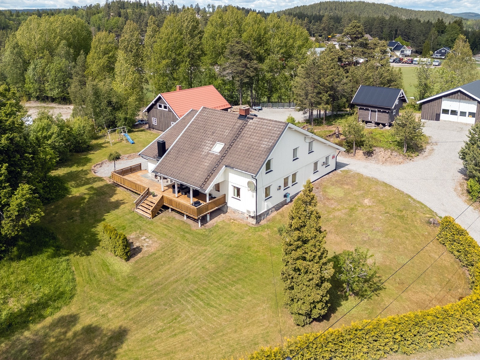 Stor og flott hage med plen og beplantning. Galleribilde