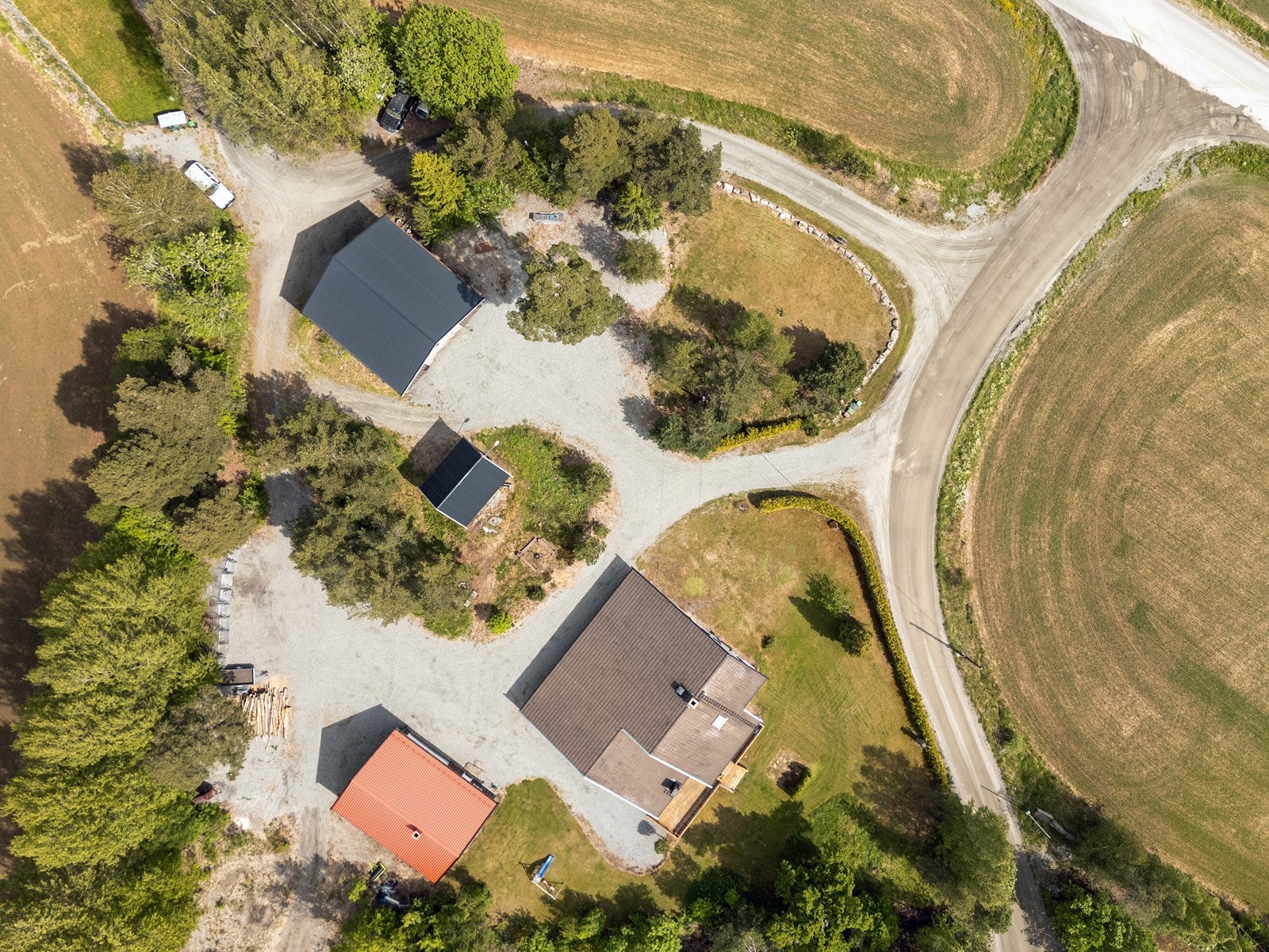 Velkommen til Nyveien 797! En innholdsrik eiendom med flere bygninger. Foto: Svein Michaelsen Galleribilde