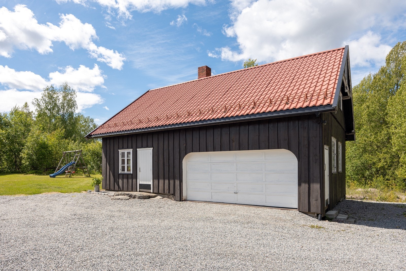 Bryggerhuset er det bygget som ligger nærmest boligen. Dette var opprinnelig et laftet bygg som i 1990 ble tilbygd med garasjedel. Galleribilde