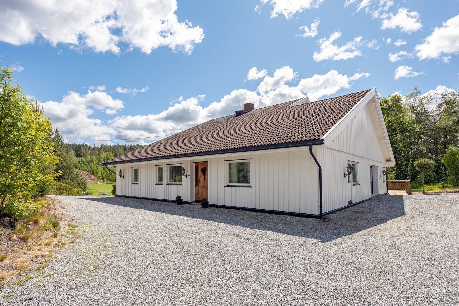 Romslig gruset gårdsplass. Galleribilde