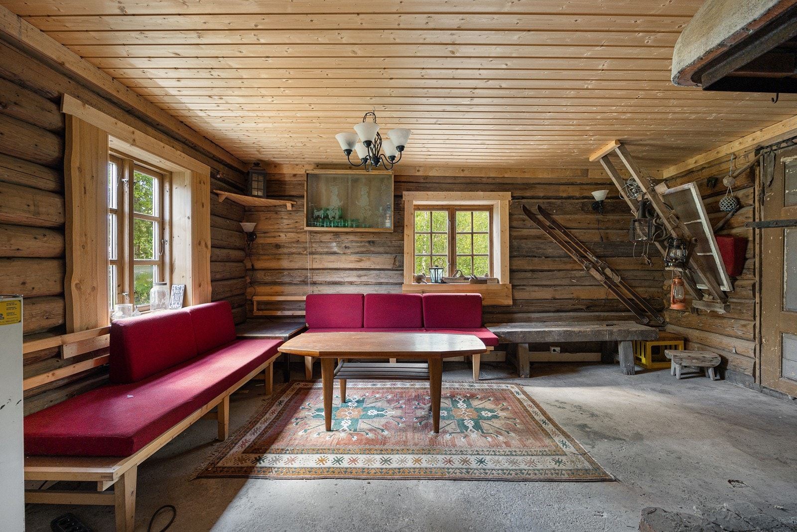 Den opprinnelige bryggerhusdelen består av to rom, det innerste med laftavegger og åpen grue med vedfyrt bakerovn og en vanlig vedovn. Galleribilde