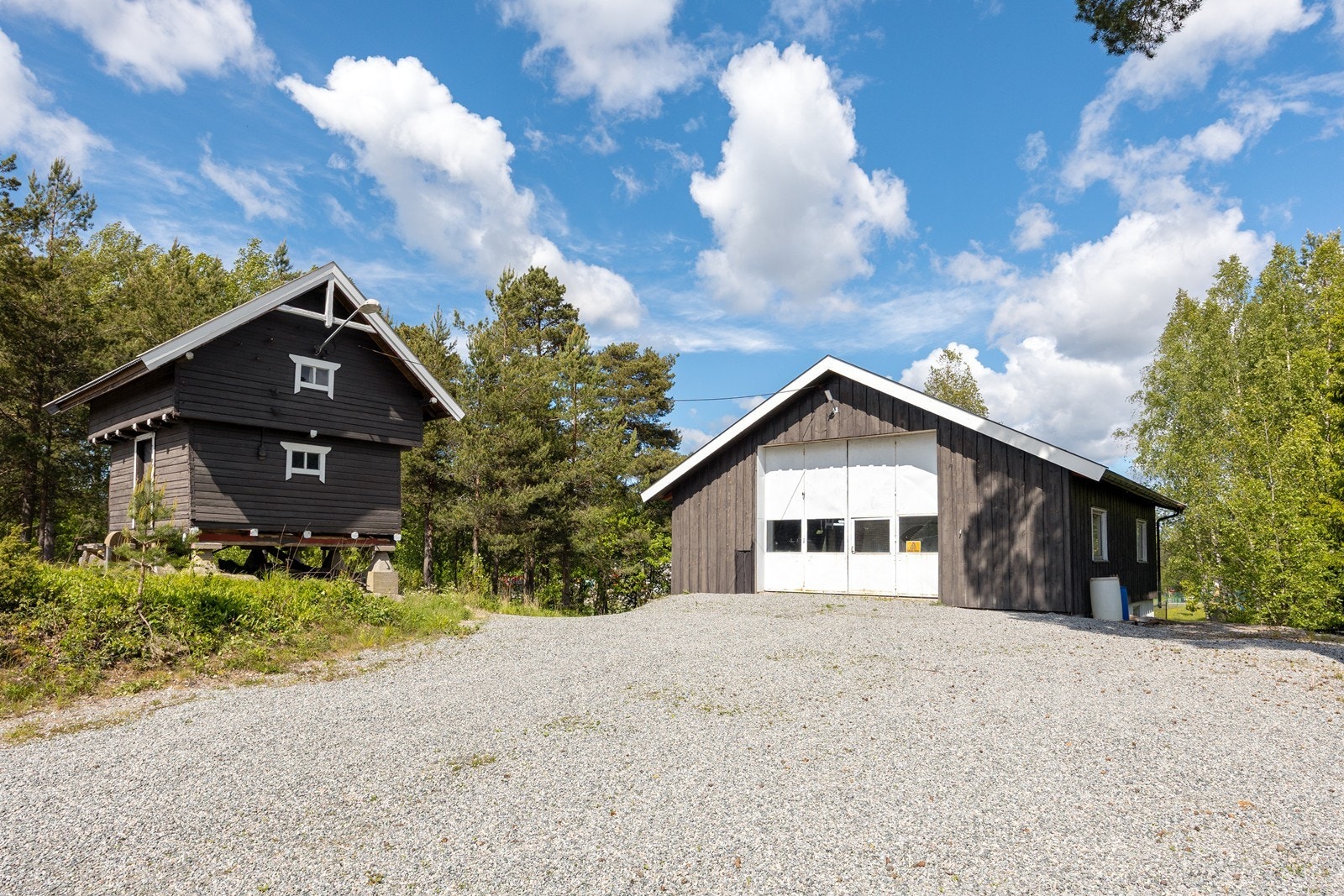 Stabburet er godt vedlikeholdt, i tradisjonell stil med brune laftevegger og hvitmalt staffasje. Både første etasjen og loftet har tregulv med trapp mellom og det er innlagt strøm. Galleribilde