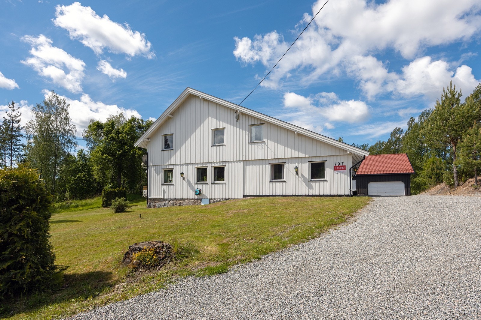 Tunet har adkomst via privat gårdsvei på ca. 200 meter og det er anlagt gruset gårdsplass på nordsiden av våningshuset og rundt til de andre bygningene. Galleribilde