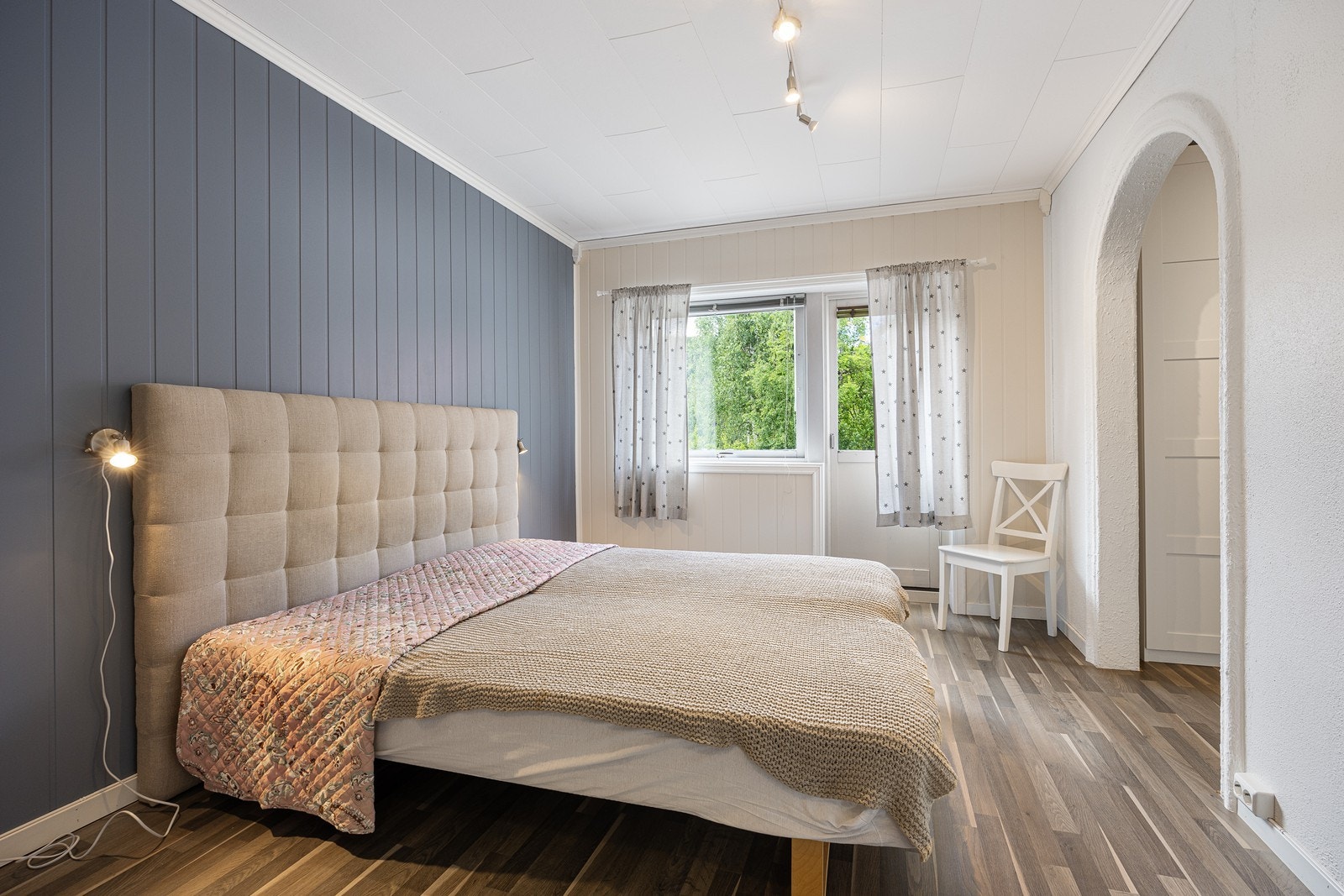 Hovedsoverommet har utgang til hagen og ligger i en suiteløsning med garderoberom og eget bad. Galleribilde