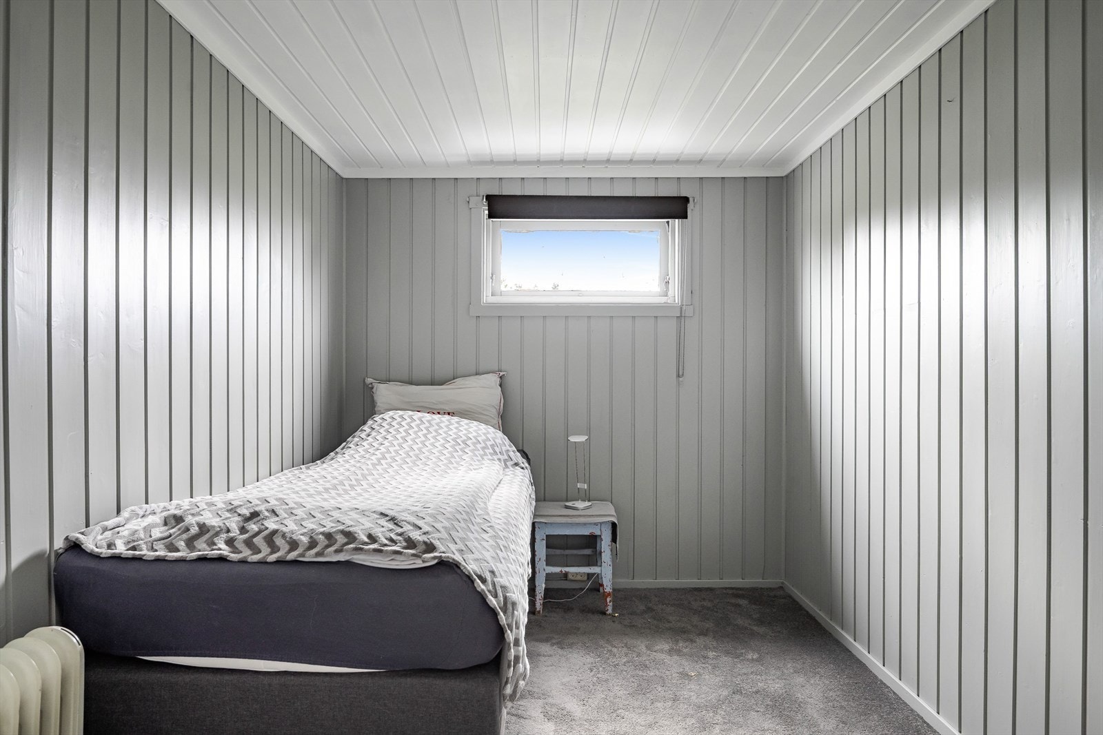 Rommet er ikke godkjent til varig opphold grunnet ikke tilfredsstillende rømningsvei og ikke kjent bruksendret fra bod til soverom. Se pkt. "Ferdigattest/brukstillatelse" for mer informasjon. Galleribilde