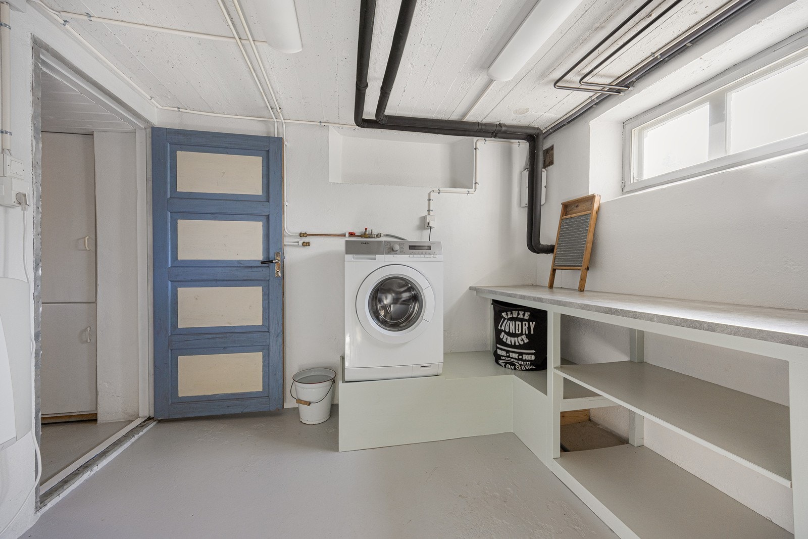 I det tekniske rommet innenfor grovkjøkkenet er det opplegg for vaskemaskin. Galleribilde