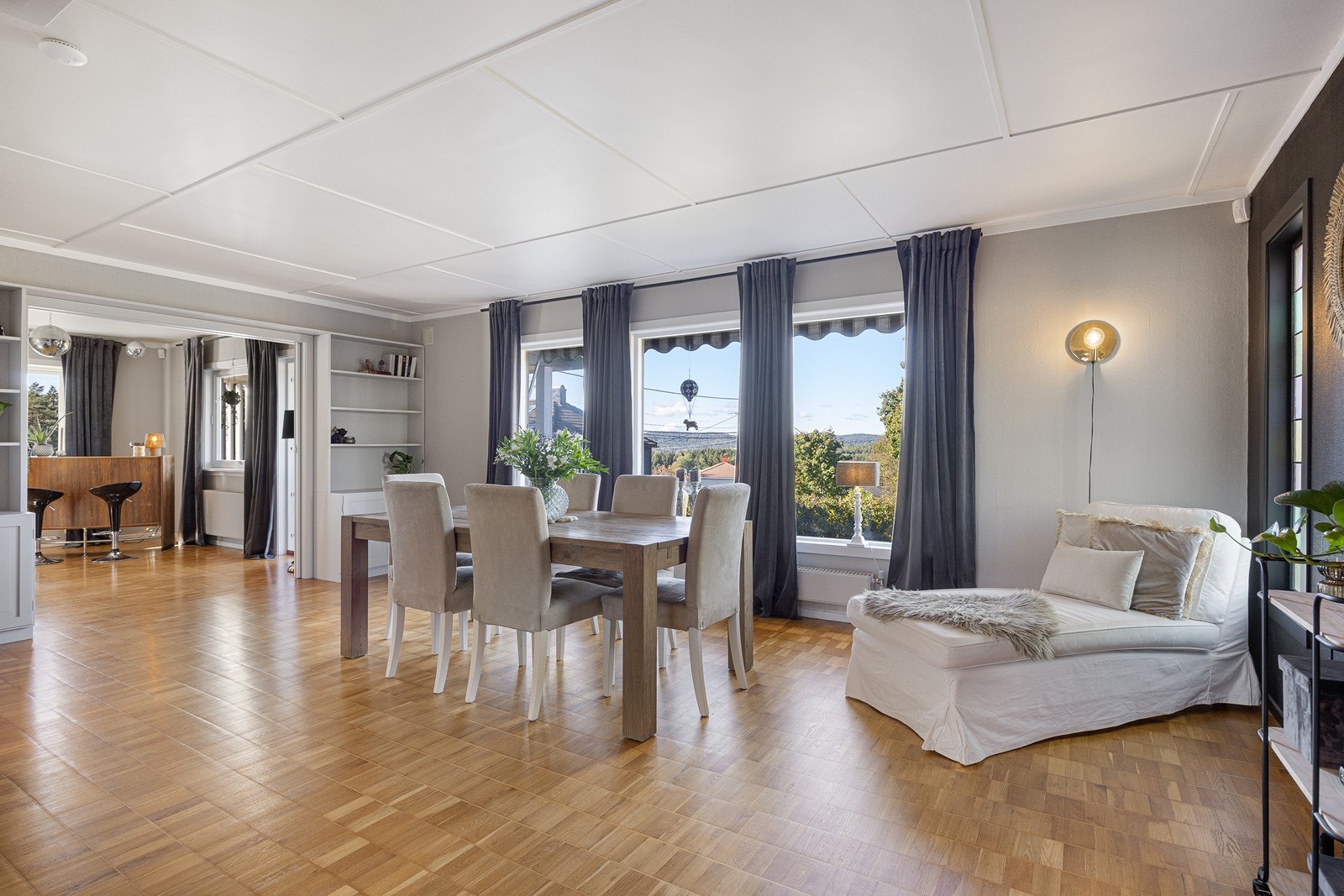 Dagslyset strømmer inn i stuen via store vinduer, og gir godt lys til rommet samt fint utsyn over nærområdet. Galleribilde