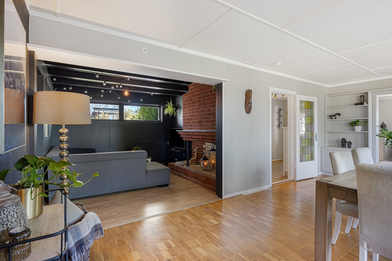 I tv-stuen er veggene og himlingen malt opp i sort, og sonen har en stor, oppmurt og åpen peis. Galleribilde