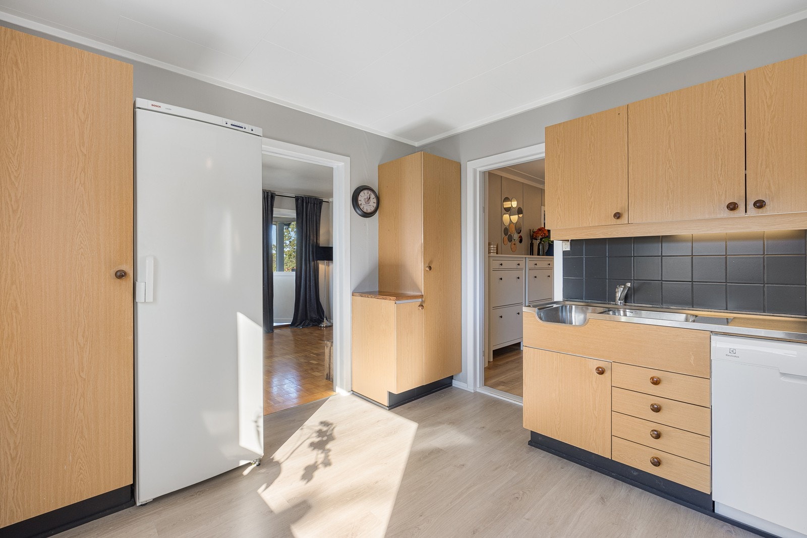 Videre er kjøkkenet utstyrt med ventilator, benkestikk og opplegg for oppvaskmaskin. Boligen har et grovkjøkken i kjelleren. Galleribilde