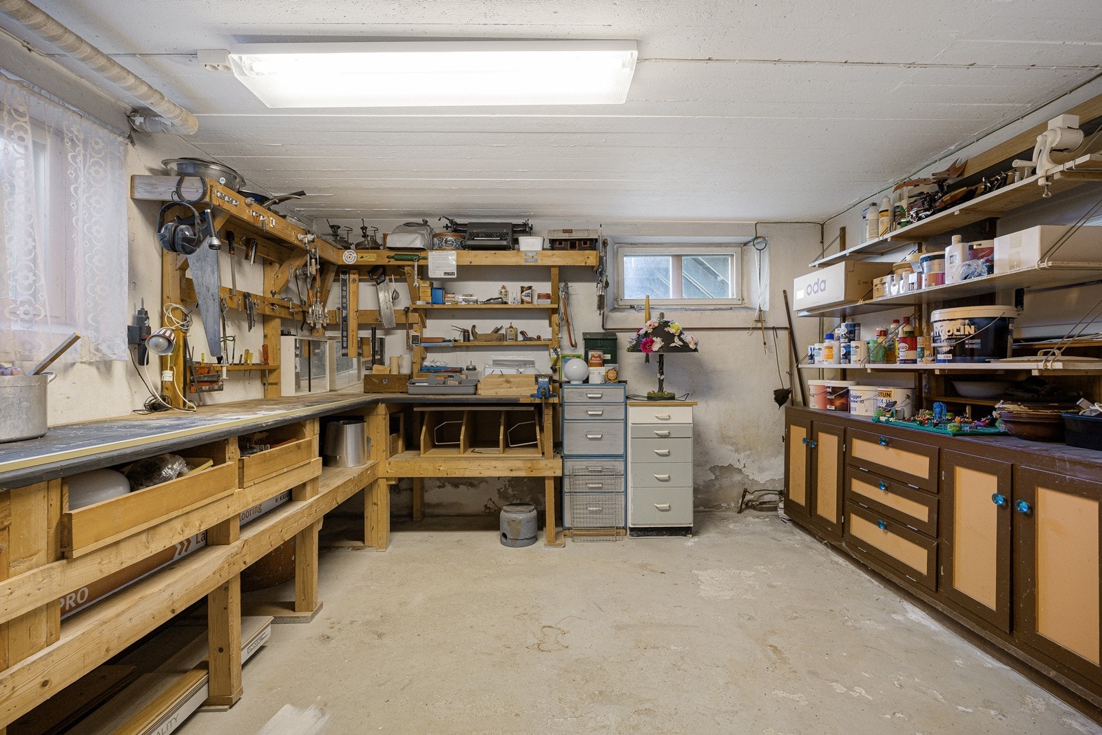 Den ene boden (med adkomst fra garasjen i etasjen) er benyttet til snekkerverksted og oppbevaring. Galleribilde