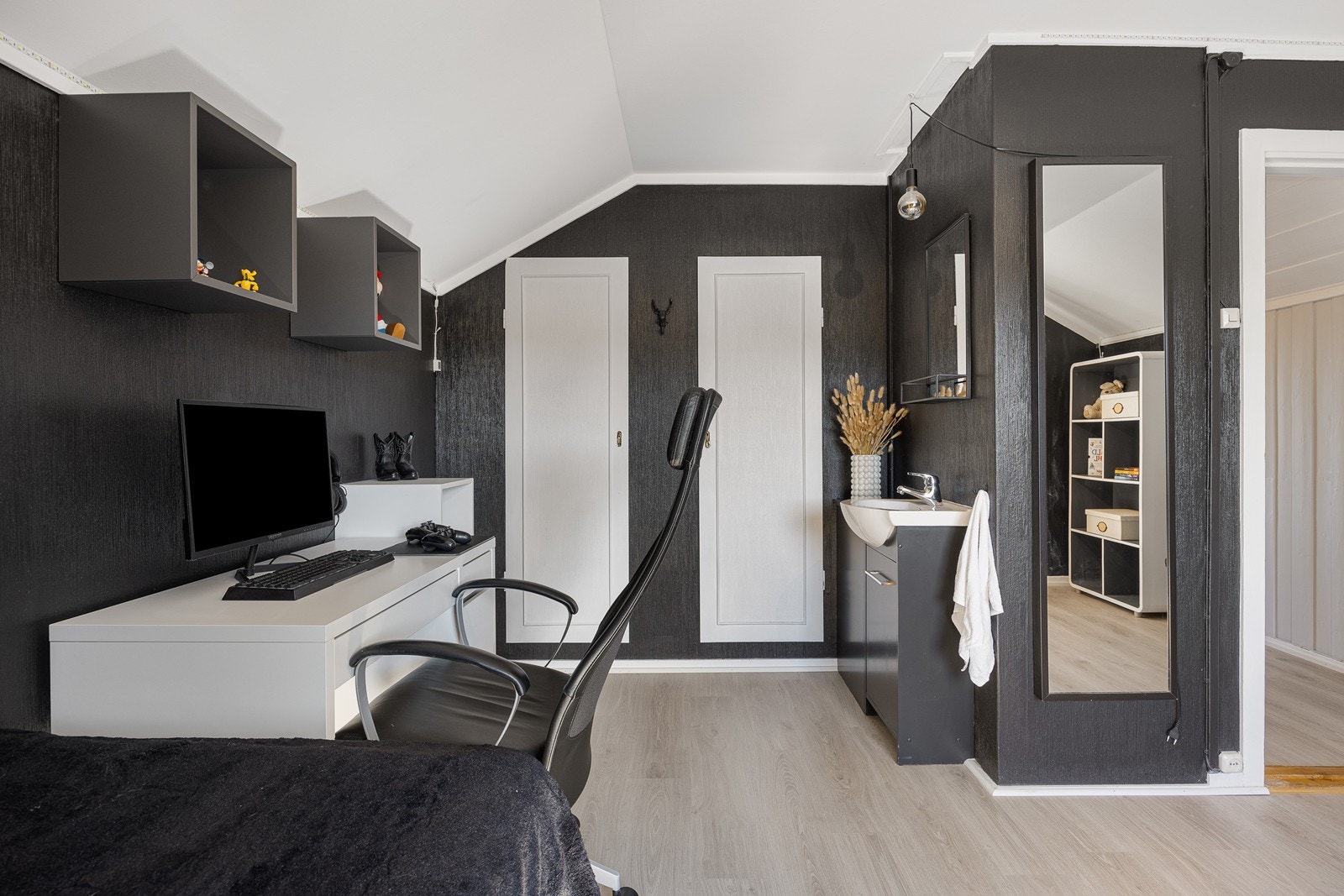 Også det andre soverommet i etasjen har garderobeskap og lagringsplass i knekott. Galleribilde