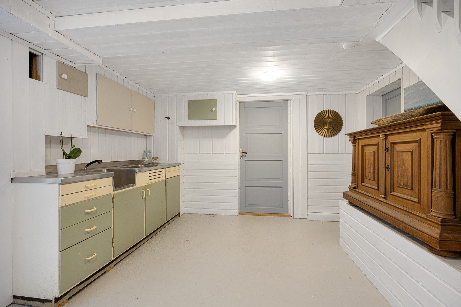 I trapperommet i kjelleren har boligen et praktisk grovkjøkken. Galleribilde