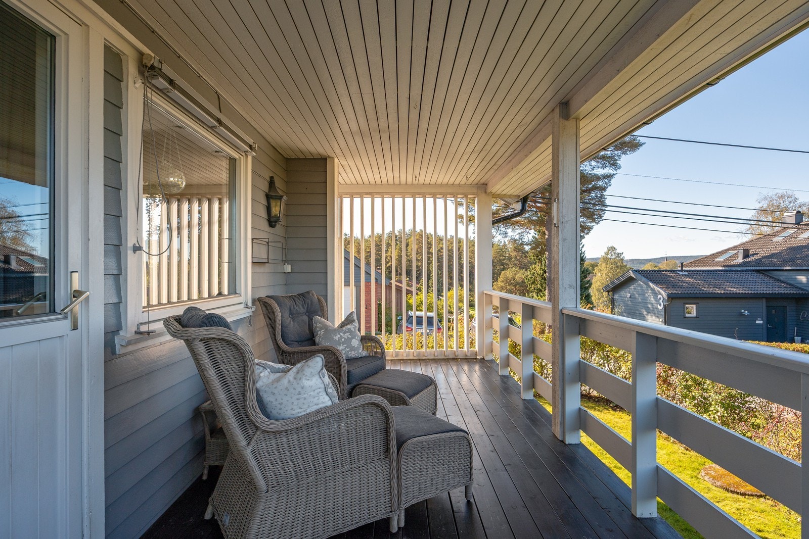 Her er det fin plass til utemøblement, og overbygget sørger for utvidet brukstid. Galleribilde