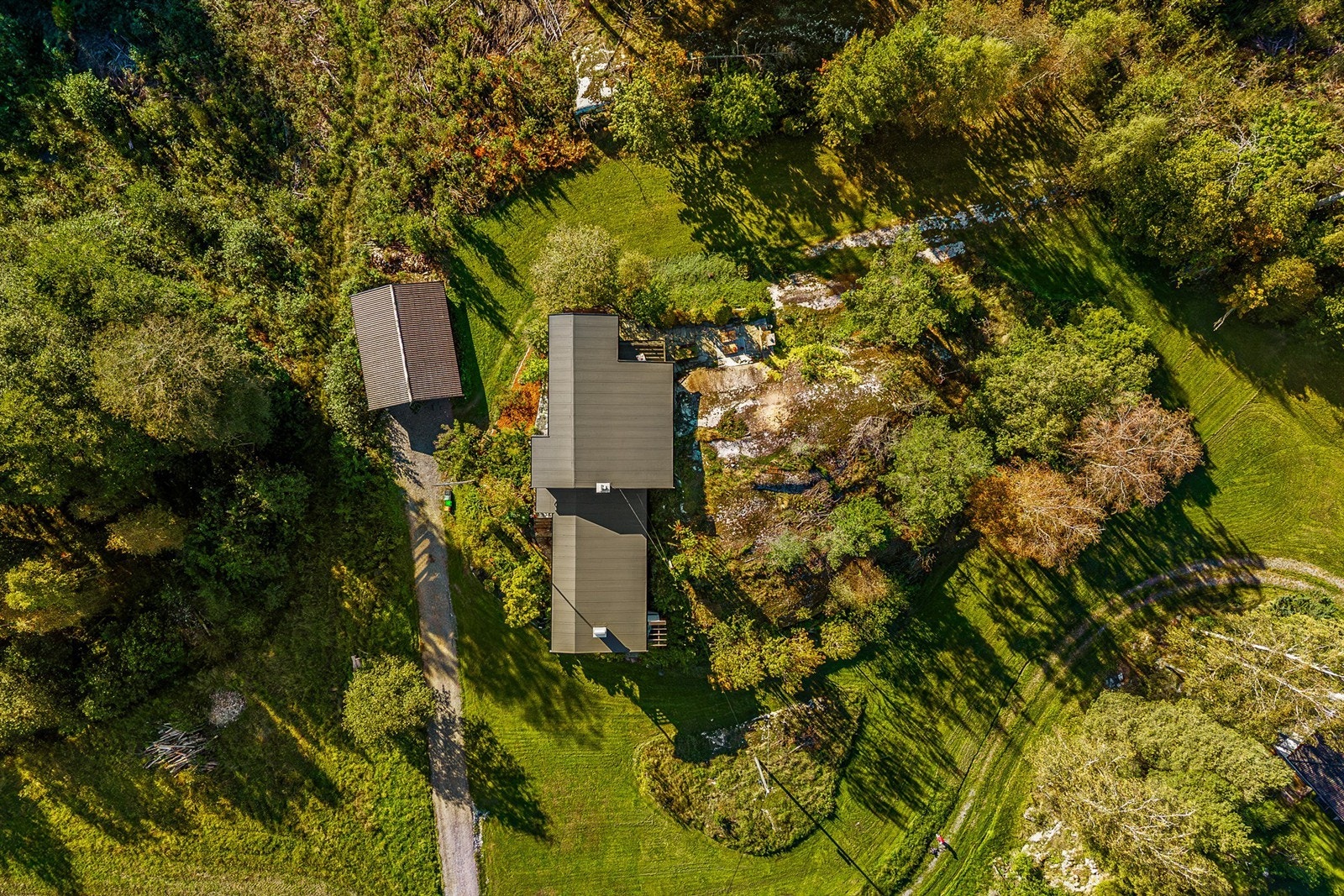 Fra fugleperspektiv ser man også den nye taktekkingen som ble gjort i 2023. Galleribilde