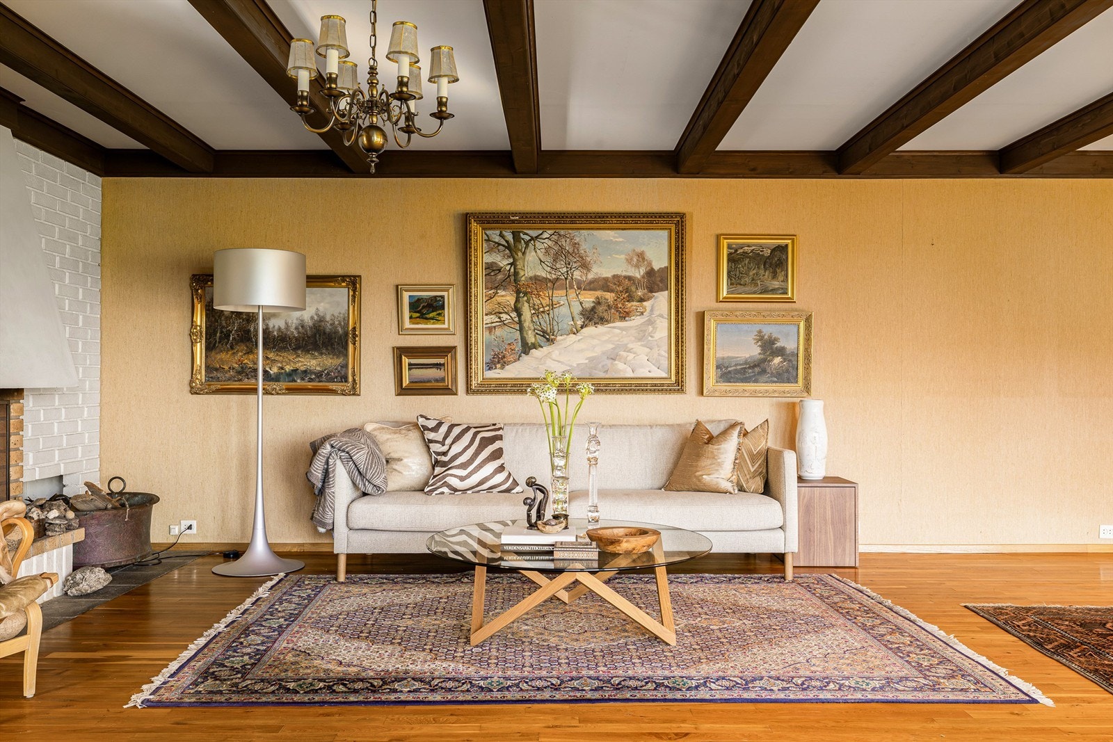 Det første man legger merke til når man kommer inn i boligen, er at man er i hjemmet til mennesker med lidenskap for kunst og interiør. Galleribilde