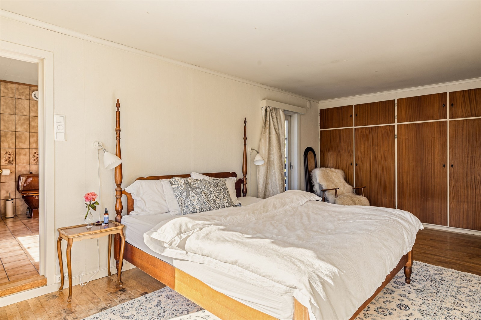 ROM FOR RO: Hovedsoverommet har rikelig med garderobeplass og stort en-suite bad. Galleribilde