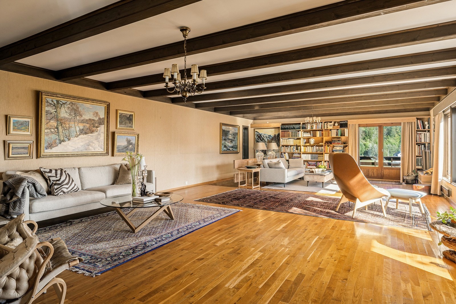 Overalt har det fra dag én vært fokus på god kvalitet i denne boligen, og det er valgt naturlige materialer som respekterer naturen og som skaper forbindelse til husets beliggenhet på landet ved sjøen. Galleribilde