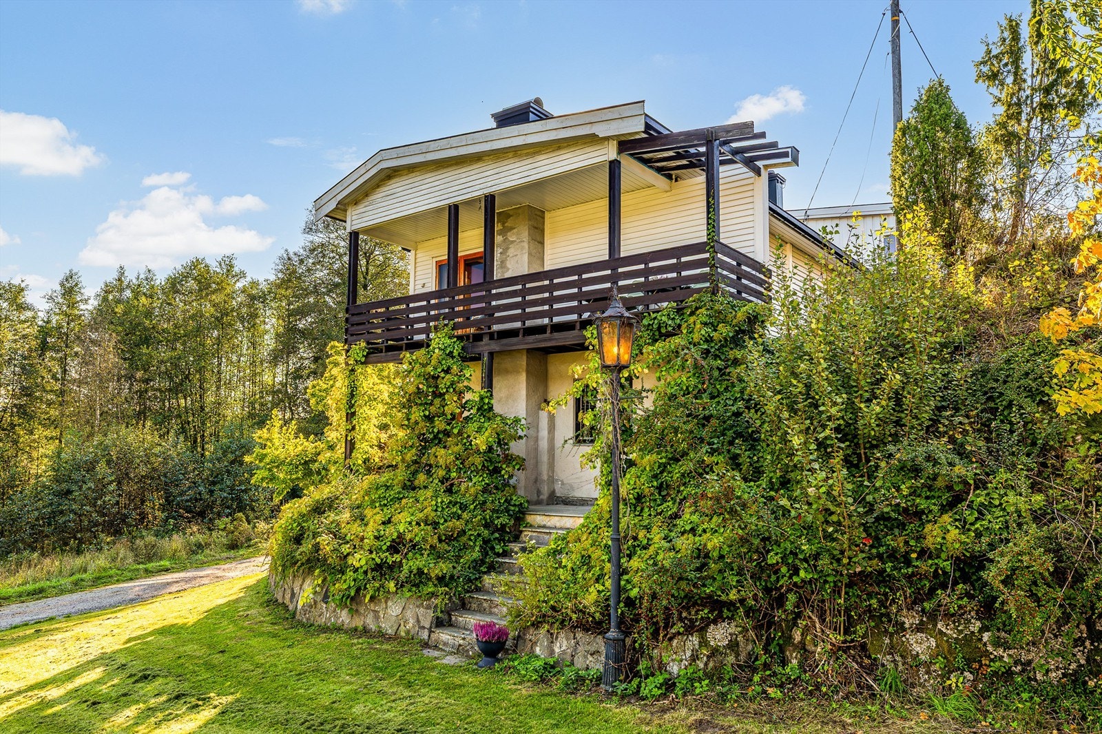 Den grønne frodigheten gjør inngangspartiet meget innbydende. Galleribilde