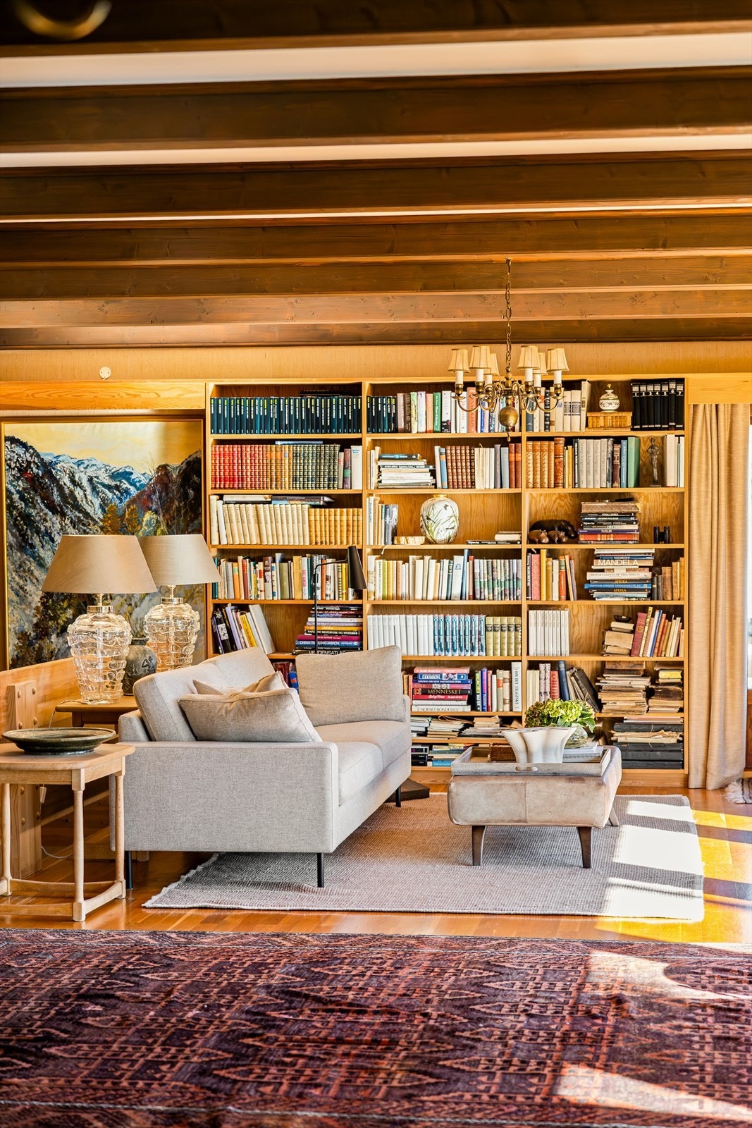 EN PLASSBYGGET bokhylle gir et gjennomarbeidet inntrykk. Galleribilde