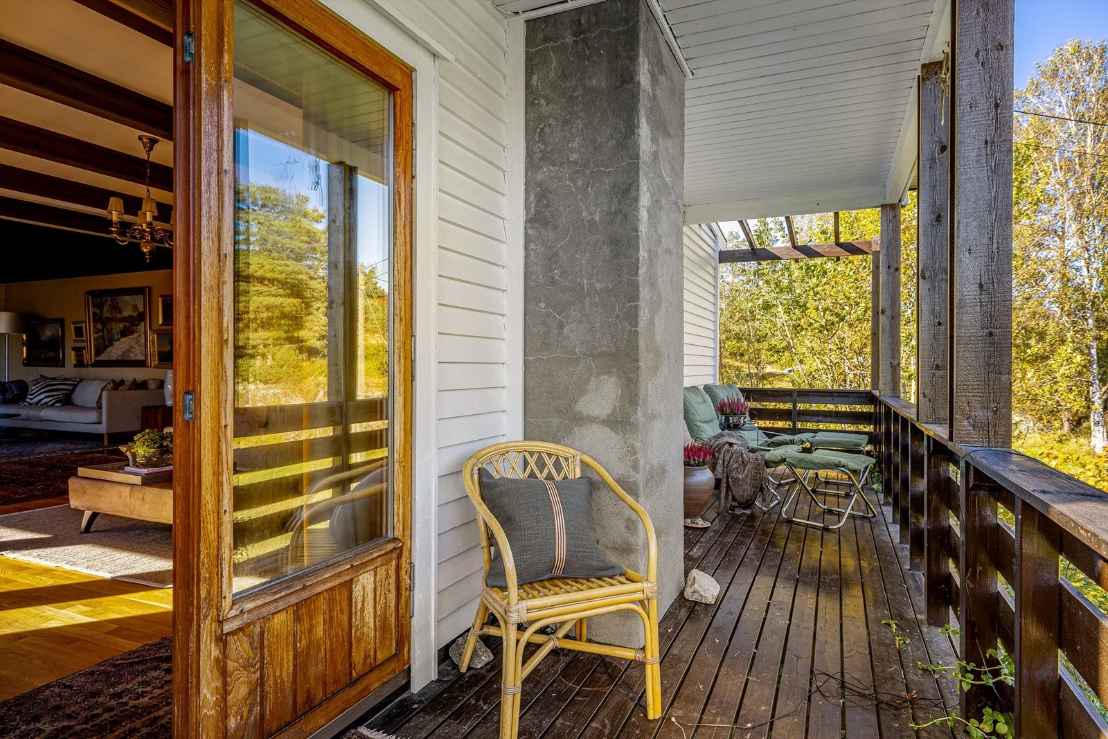 Ut for stua er det overbygget veranda med morgensol. Galleribilde